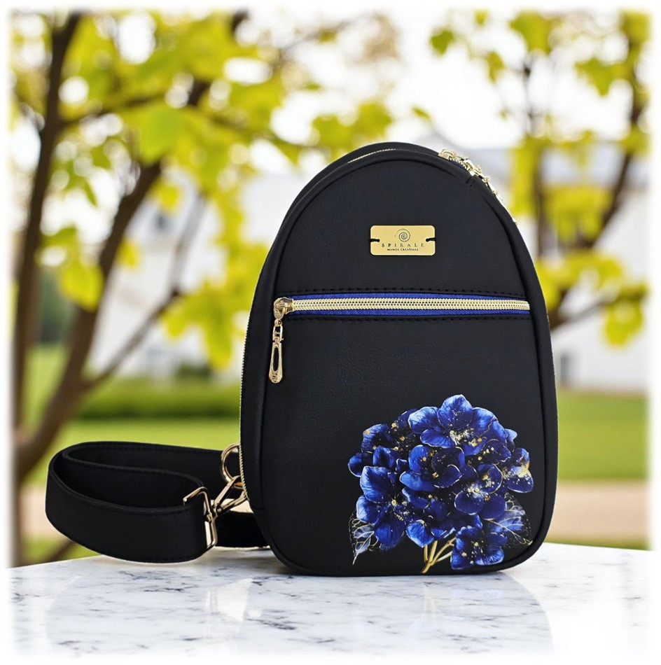 Crossbody kabelka Lara čiernej farby s odnímateľným popruhom