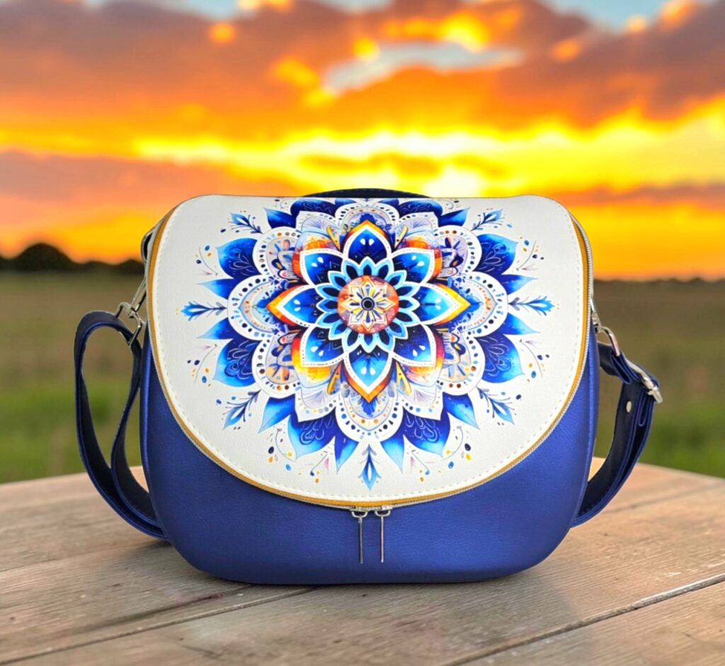 Kabelka Spiralka modrej farby s klopou a ornamentom mandala z tvorby www.spirale.sk, materiál koženka