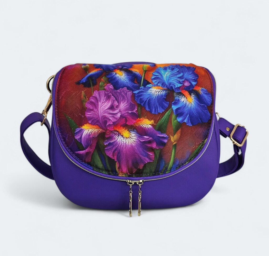 Kabelka Spiralka fialovej farby s klopou a ornamentom s kosatcami, z tvorby www.spirale.sk, materiál koženka a klopa polyester